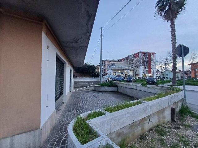 Locale Commerciale in vendita a Montesilvano, Abruzzo