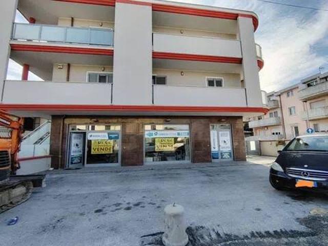 Locale Commerciale in vendita a Montesilvano, Abruzzo
