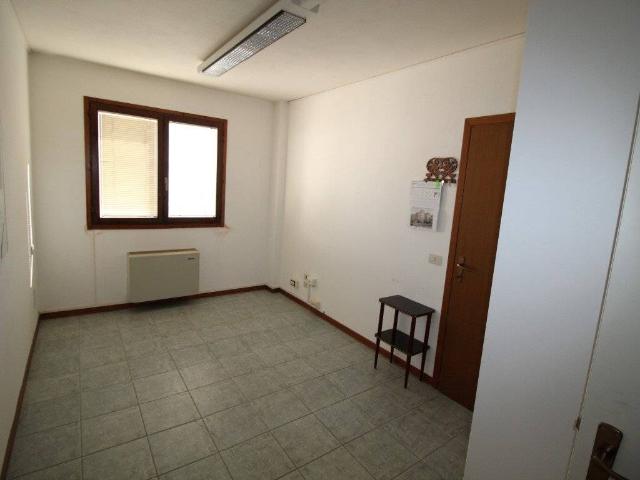 Locale Commerciale in vendita a Giglio, Montevarchi