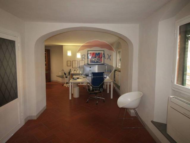 Locale Commerciale in vendita a Montevarchi, Toscana