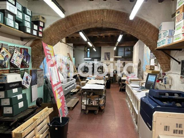 Locale Commerciale in vendita a Montevarchi, Toscana