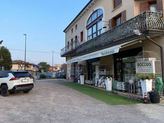 Locale Commerciale in vendita a Monticello Conte Otto, Veneto
