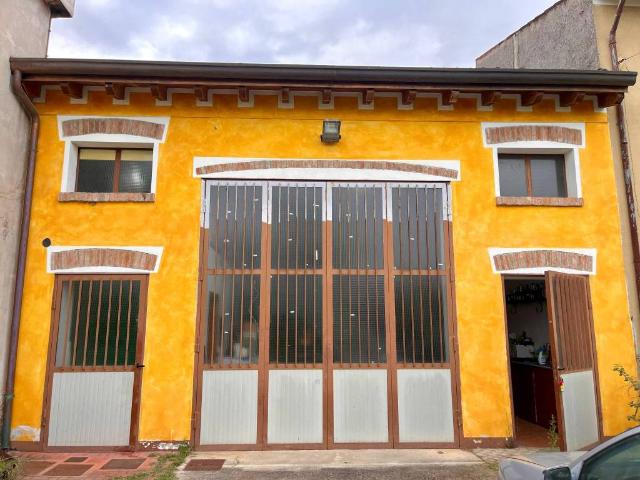 Locale Commerciale in vendita a Vighizzolo, Montichiari