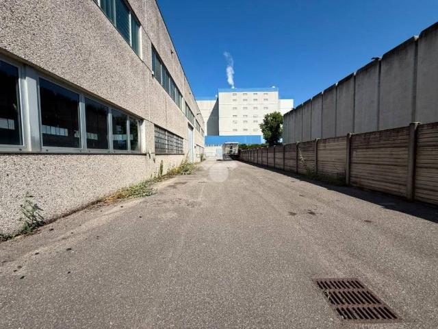 Locale Commerciale in vendita a Montichiari, Lombardia