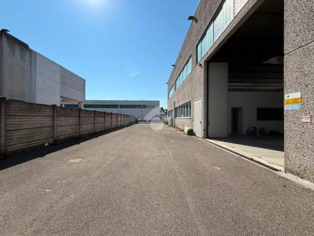 Locale Commerciale in vendita a Montichiari, Lombardia