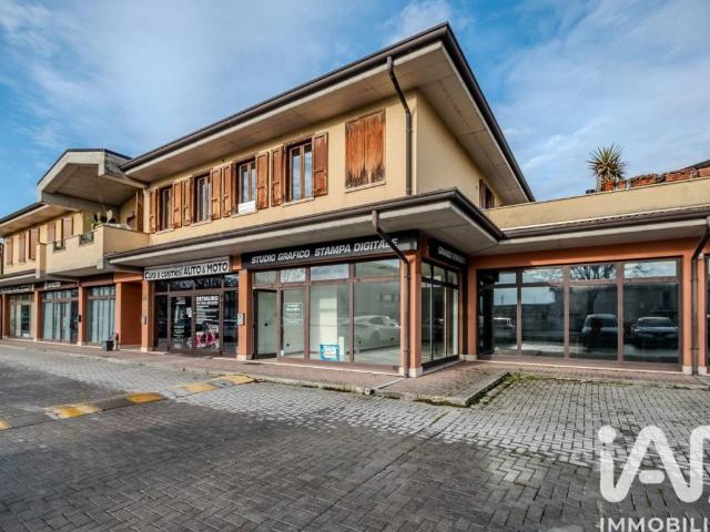 Locale Commerciale in vendita a Montichiari, Lombardia