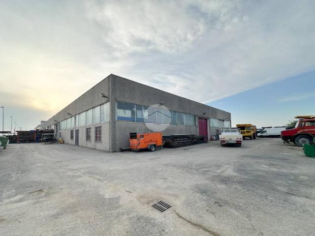 Locale Commerciale in vendita a Montichiari, Lombardia