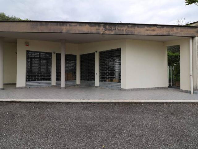 Locale Commerciale in vendita a Montopoli Di Sabina, Lazio