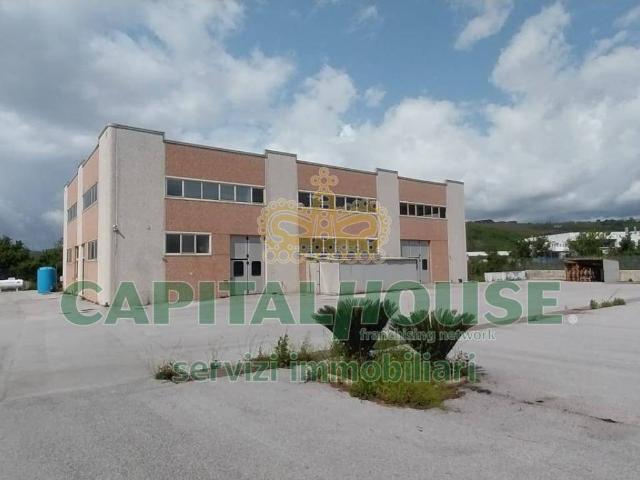 Locale Commerciale in vendita a Montoro, Campania