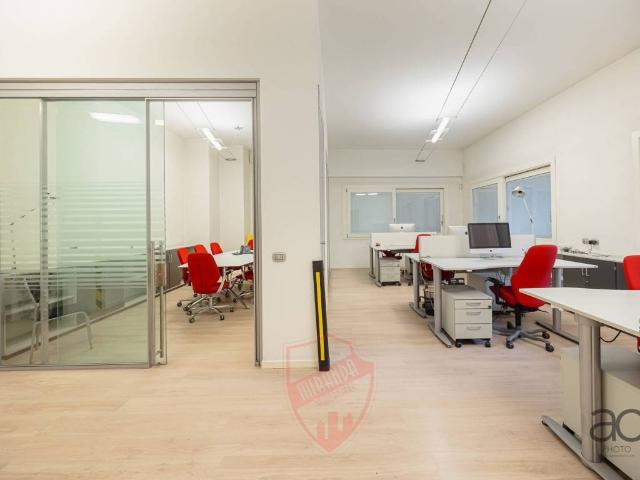 Locale Commerciale in vendita a Sant'Albino, Monza