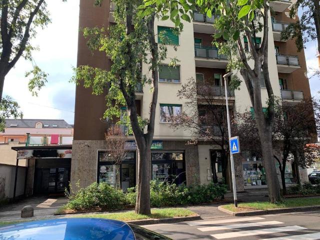 Locale Commerciale in vendita a Regina Pacis, Monza