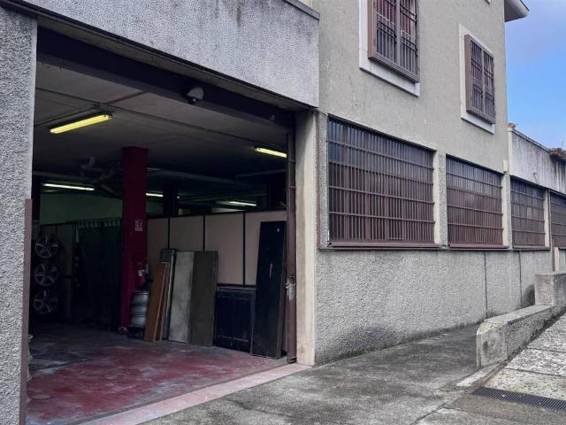 Locale Commerciale in vendita a Sant'Albino, Monza