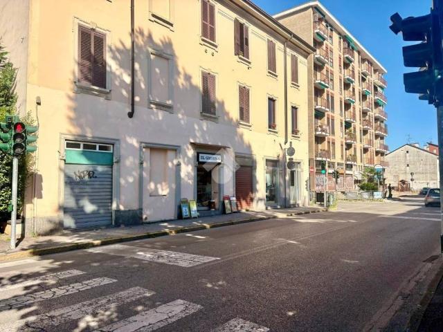 Locale Commerciale in vendita a Cazzaniga, Monza