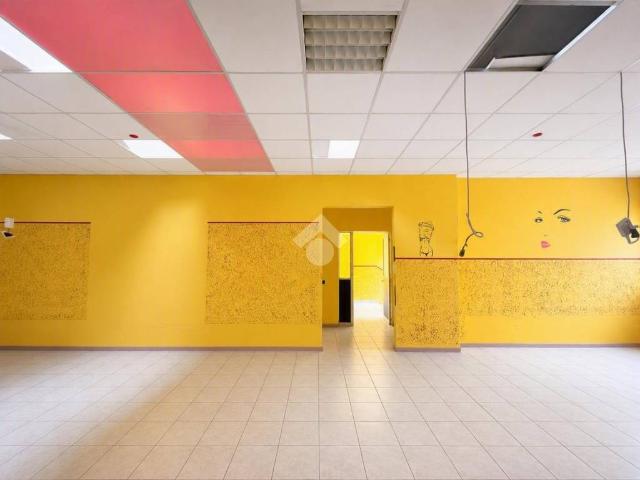 Locale Commerciale in vendita a Sant'Albino, Monza