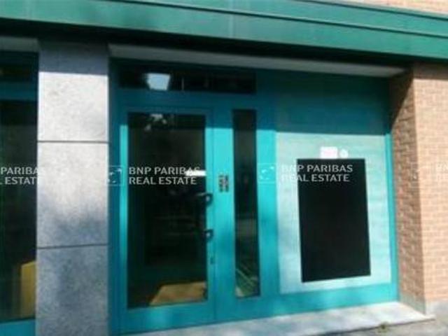 Locale Commerciale in vendita a Cederna, Monza