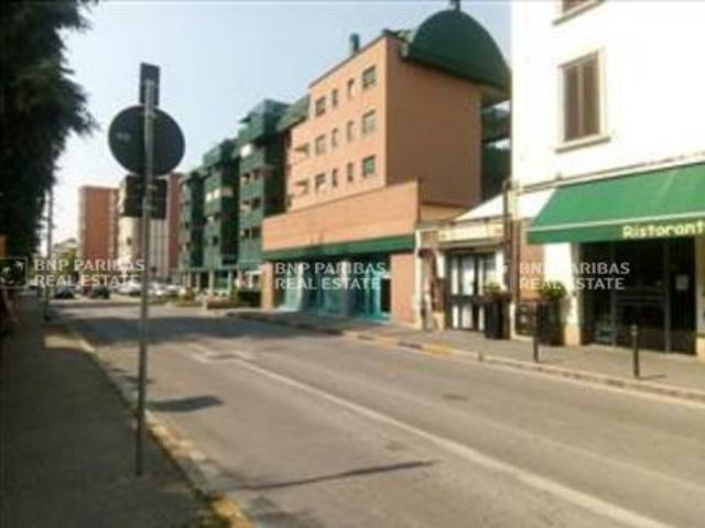 Locale Commerciale in vendita a Cederna, Monza