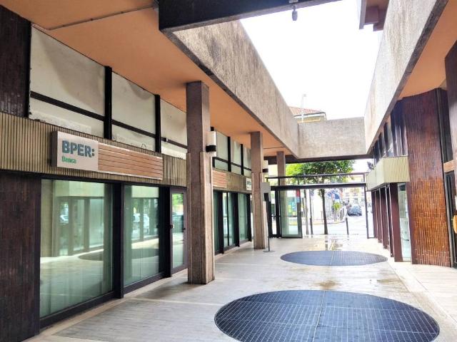 Locale Commerciale in vendita a Molinetto, Monza