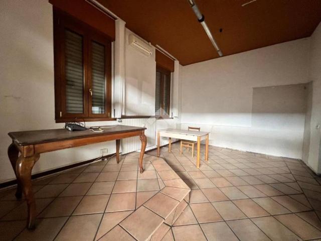 Locale Commerciale in vendita a Regina Pacis, Monza