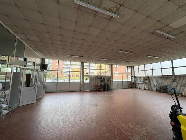 Locale Commerciale in vendita a Regina Pacis, Monza