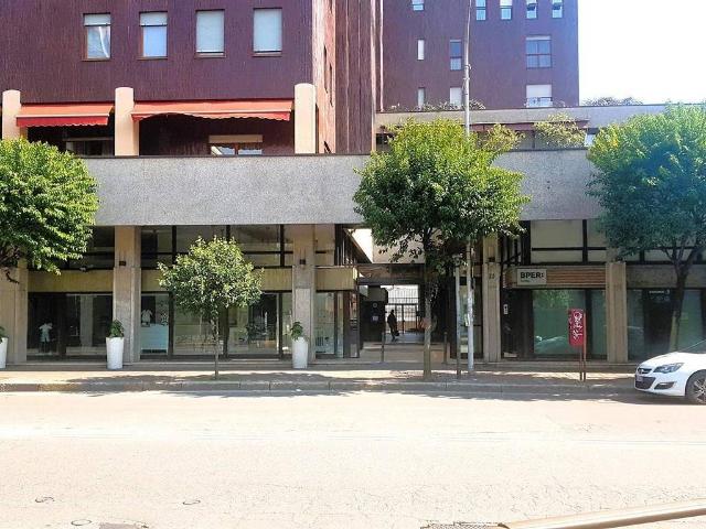 Locale Commerciale in vendita a Molinetto, Monza