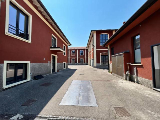 Locale Commerciale in vendita a Regina Pacis, Monza