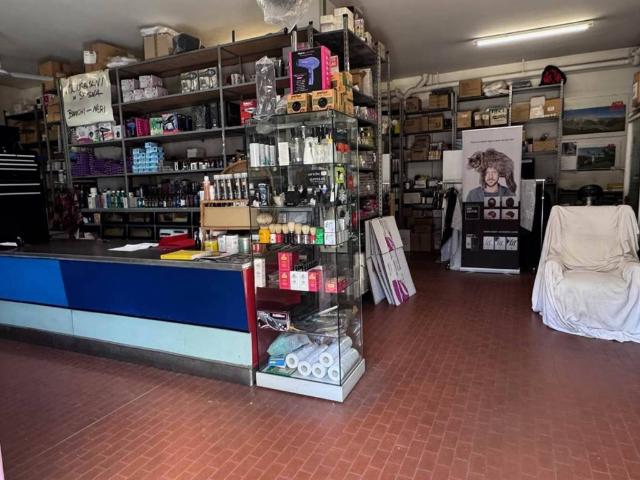 Locale Commerciale in vendita a Sant'Albino, Monza