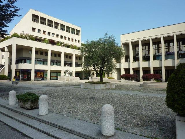 Locale Commerciale in vendita a Cazzaniga, Monza