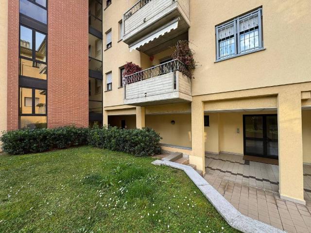 Locale Commerciale in vendita a Regina Pacis, Monza