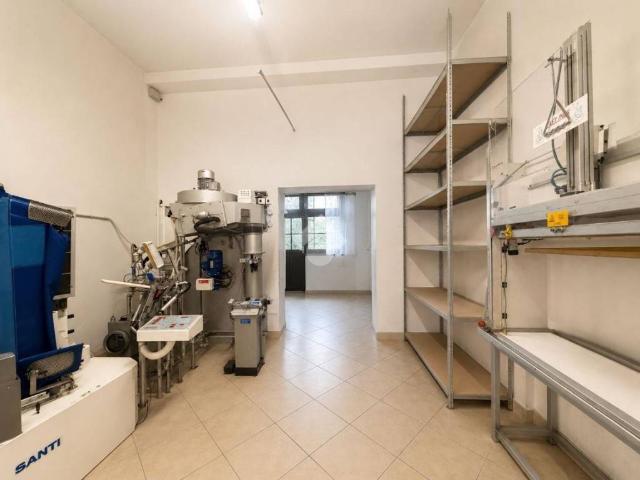 Locale Commerciale in vendita a Sant'Albino, Monza