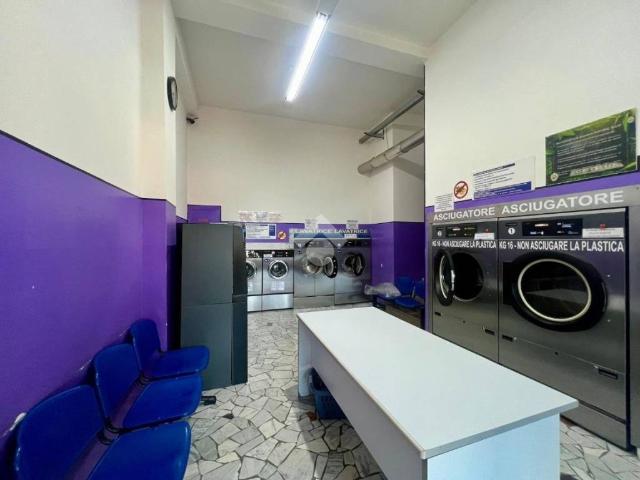 Locale Commerciale in vendita a Sant'Albino, Monza