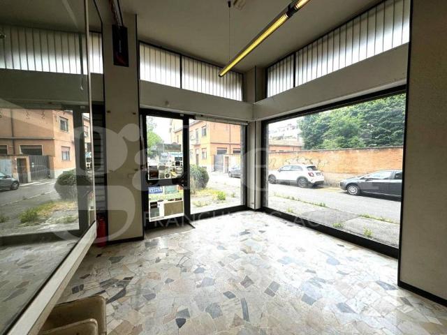 Locale Commerciale in vendita a San Gerardo, Monza