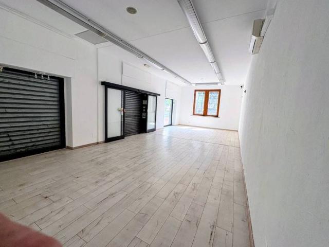 Locale Commerciale in vendita a Regina Pacis, Monza