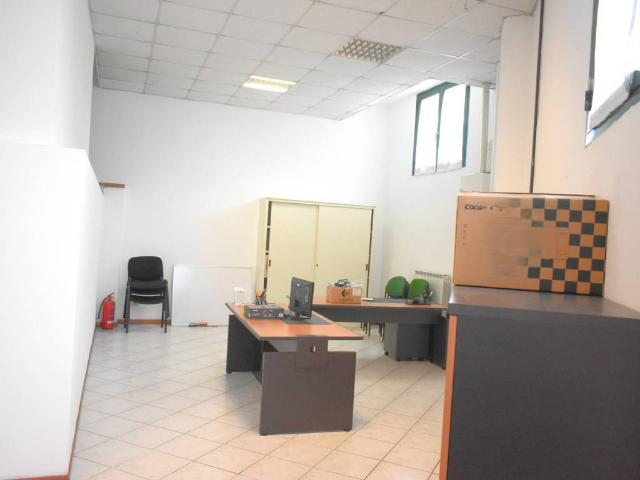 Locale Commerciale in vendita a Sant'Albino, Monza
