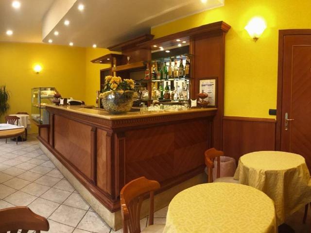 Locale Commerciale in vendita a Cederna, Monza