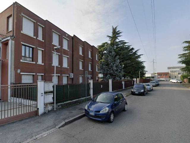 Locale Commerciale in vendita a San Donato, Monza