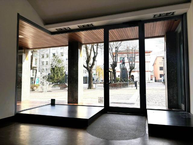 Locale Commerciale in vendita a Morbegno, Lombardia