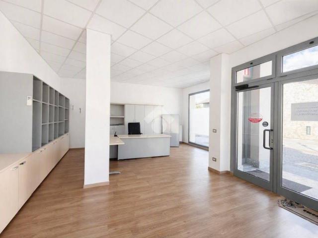 Locale Commerciale in vendita a Morbegno, Lombardia