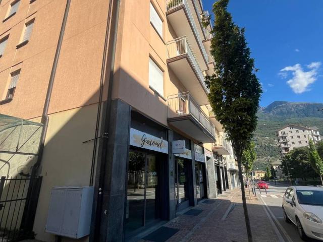 Locale Commerciale in vendita a Morbegno, Lombardia