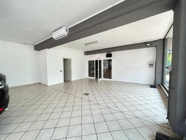 Locale Commerciale in vendita a Morengo, Lombardia