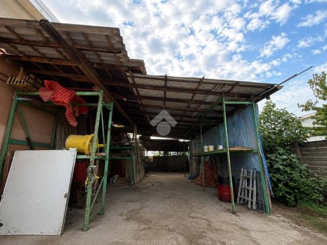 Locale Commerciale in vendita a Morimondo, Lombardia