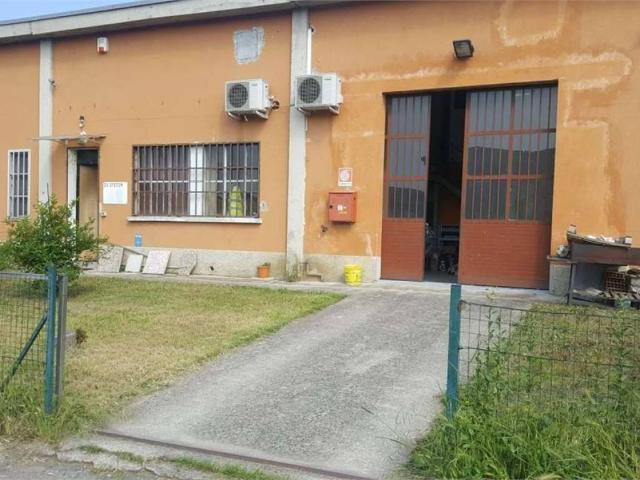 Locale Commerciale in vendita a Morimondo, Lombardia