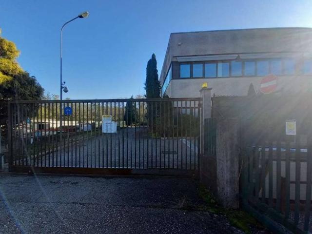 Locale Commerciale in vendita a Mornago, Lombardia