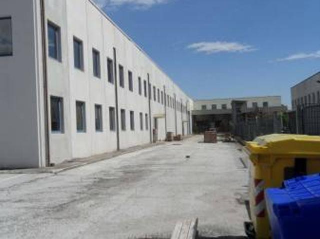 Locale Commerciale in vendita a Marche, Macerata