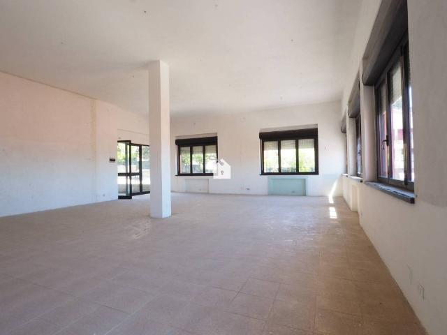 Locale Commerciale in vendita a Borgo Pintura, Marche