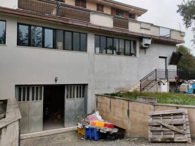Locale Commerciale in vendita a Marche, Macerata