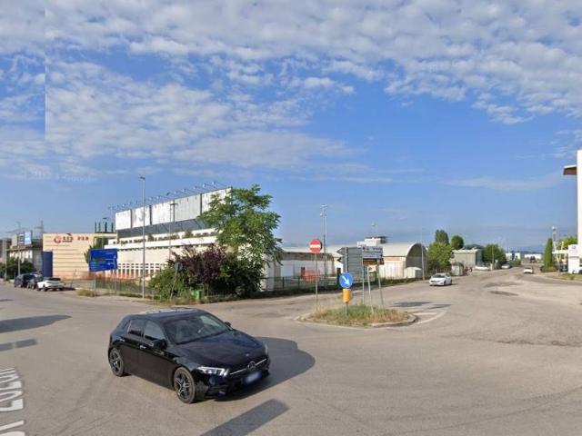 Locale Commerciale in vendita a Mosciano Sant'angelo, Abruzzo