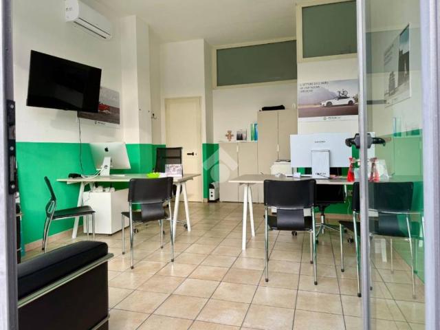 Locale Commerciale in vendita a Mosciano Sant'angelo, Abruzzo