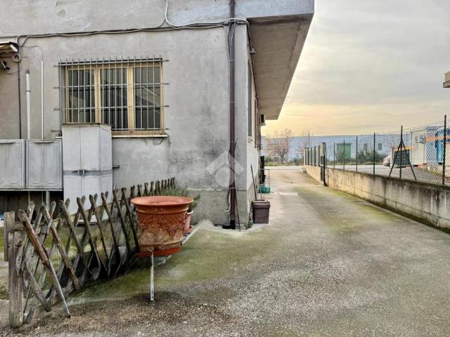 Locale Commerciale in vendita a Mosciano Sant'angelo, Abruzzo