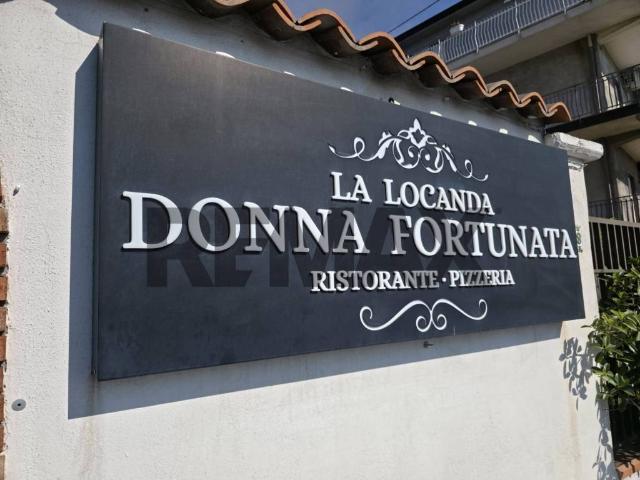Locale Commerciale in vendita a Motta Sant'anastasia, Sicilia