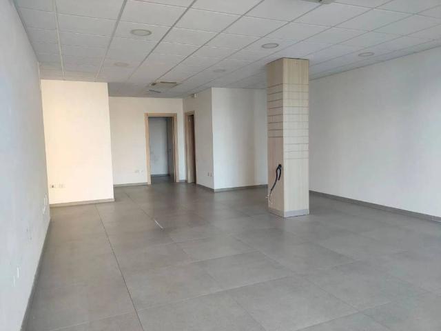 Locale Commerciale in vendita a Puglia, Taranto